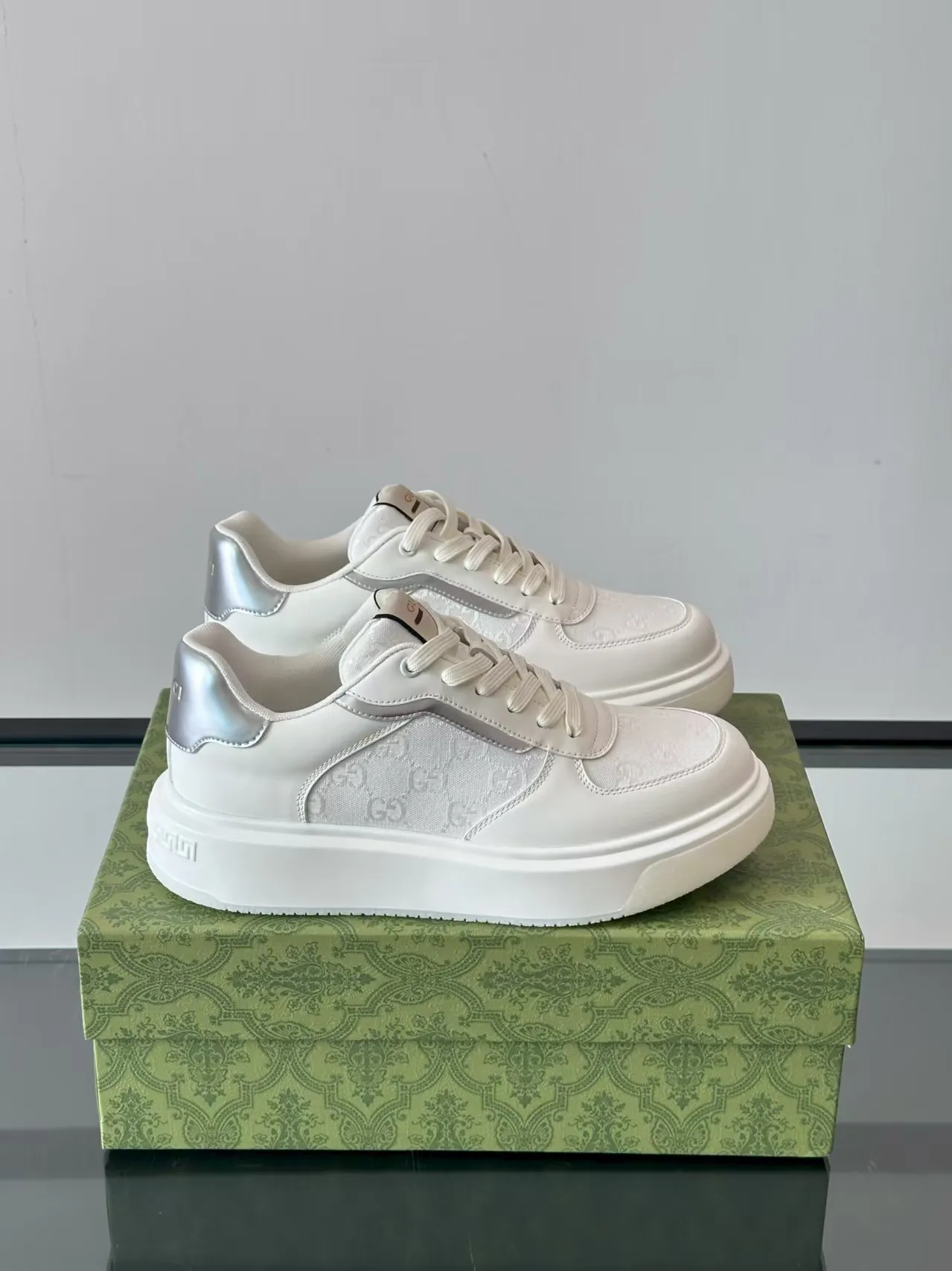 P460. New men's shoes GUCCI [Lightning] latest shoes shipped. Original quality, fashionable, special materials, sheepskin lining, new packaging. The foot feels super comfortable and the workmanship is impeccable. Size: 38-45, white lining. No. 058